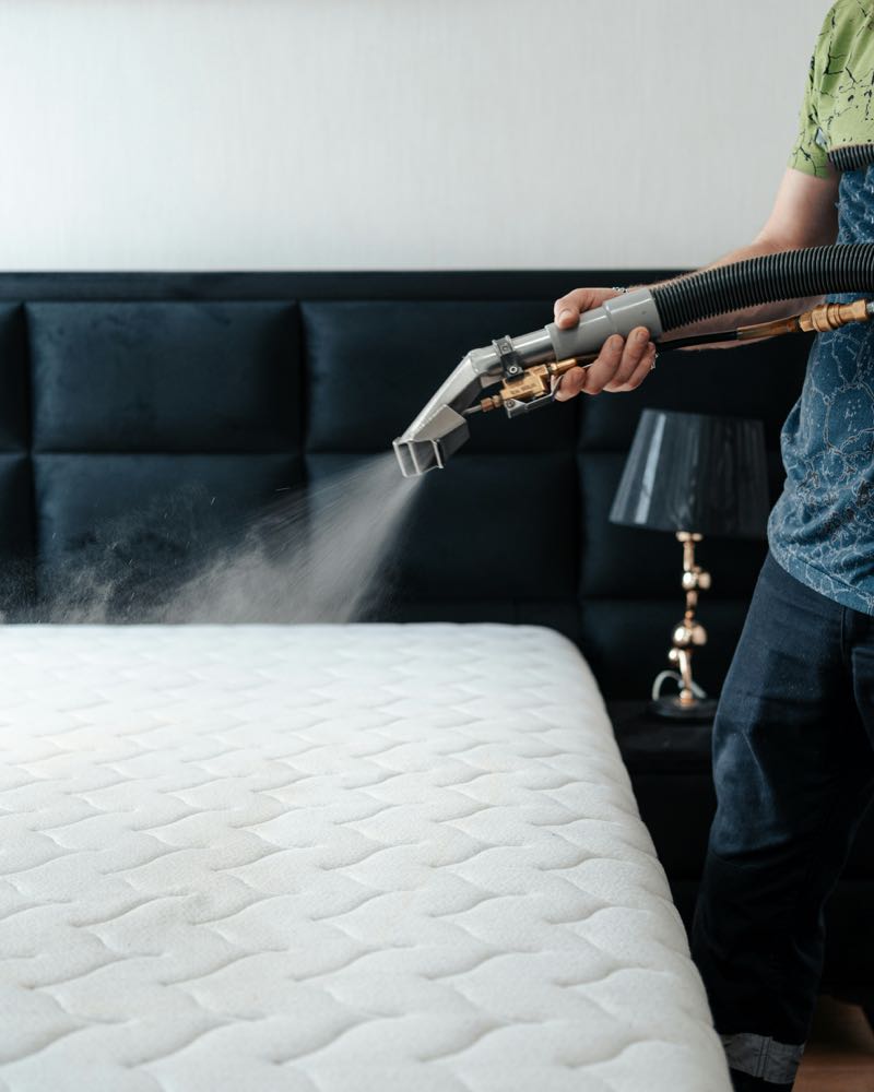 Pulvérisation de vapeur saturée sur matelas en chambre