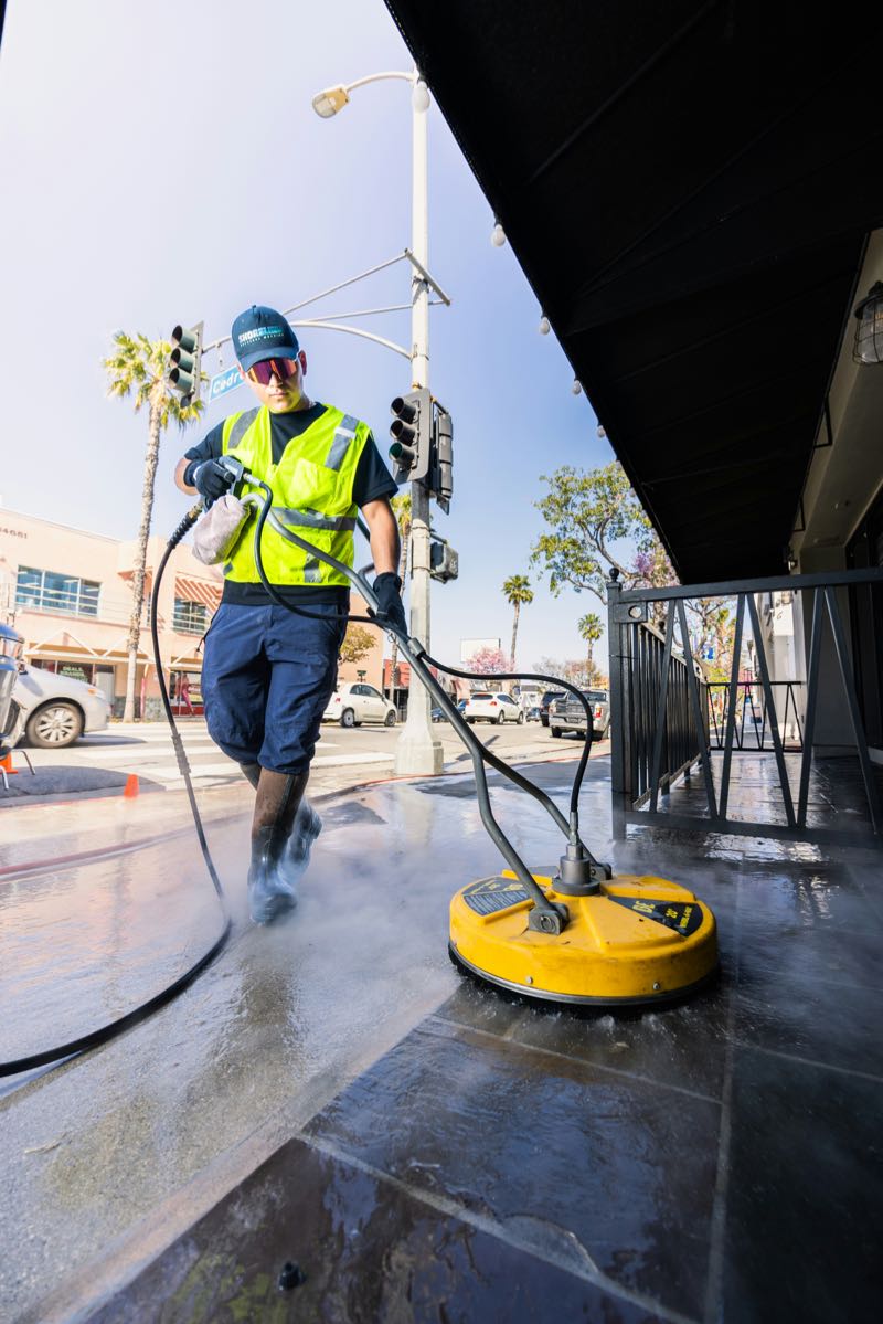 Rotative haute pression sur sol extérieur de devanture commerciale